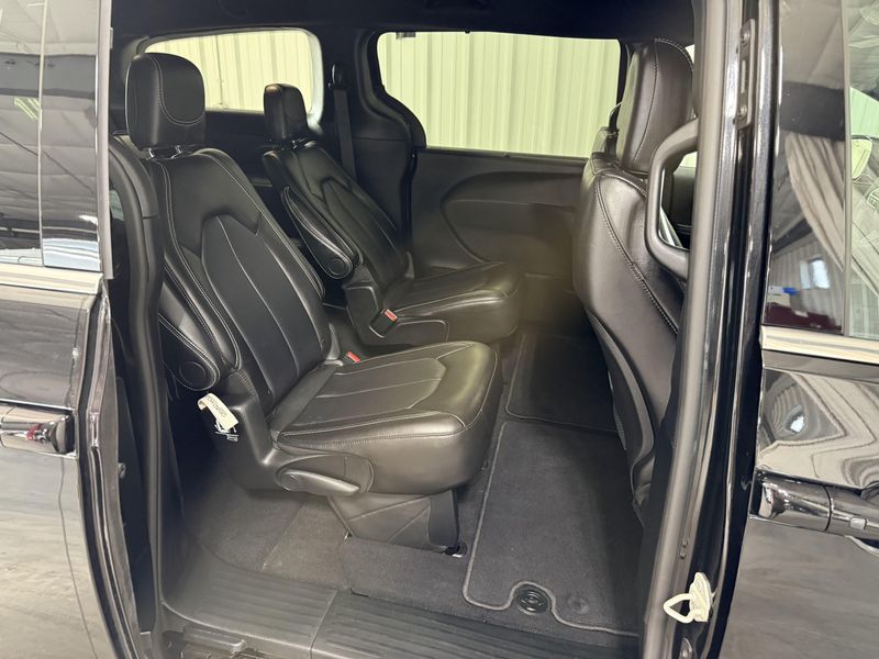 Used 2026 Chrysler Pacifica SelectImage 8