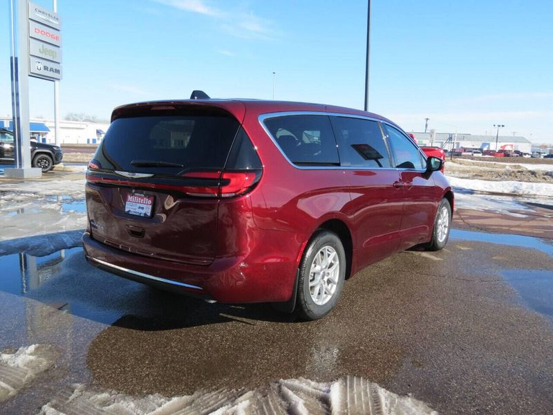 Used 2023 Chrysler Pacifica Touring L 4dr Mini VanImage 5