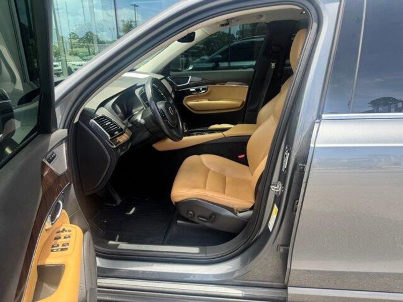 2016 Volvo XC90 T6 Momentum