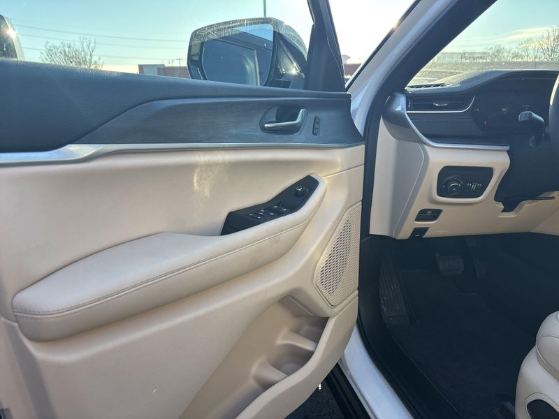 New 2025 Jeep Grand Cherokee L Limited 4x4Image 25