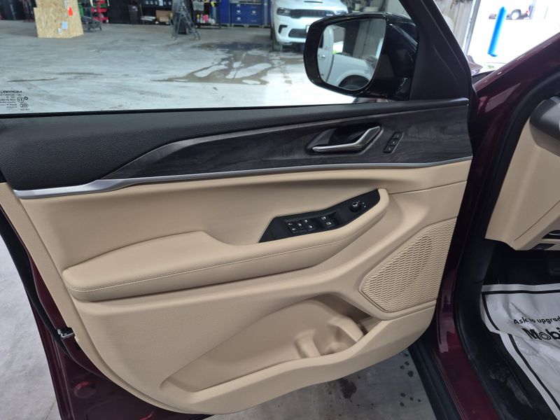 New 2025 Jeep Grand Cherokee L Limited 4x4Image 27