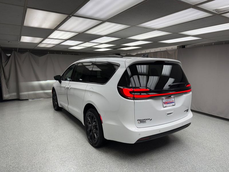 New 2026 Chrysler Pacifica Limited AwdImage 2