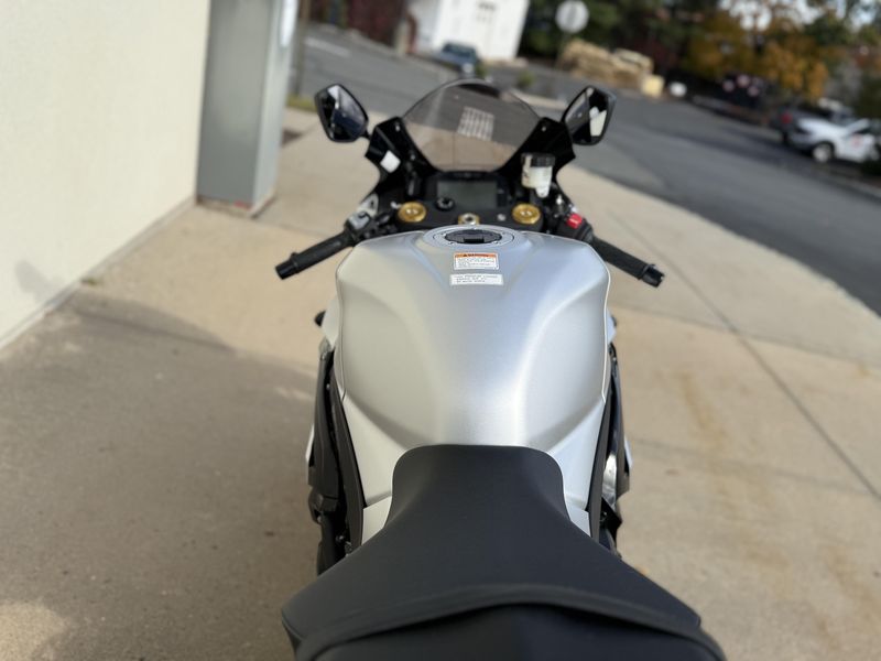 2025 Suzuki GSXR 1000Image 6