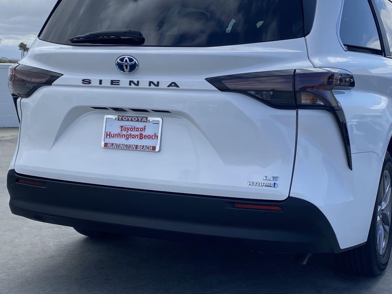 2024 Toyota Sienna LEImage 5