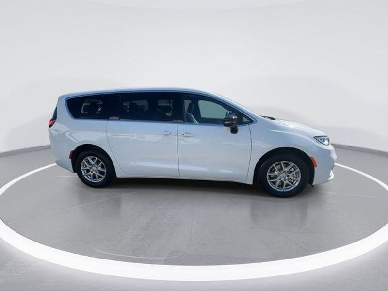 New 2026 Chrysler Pacifica SelectImage 9