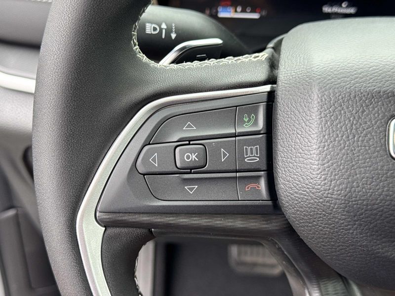 New 2026 Jeep Grand Cherokee Laredo 4x2