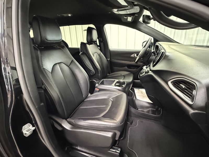 Used 2026 Chrysler Pacifica SelectImage 10