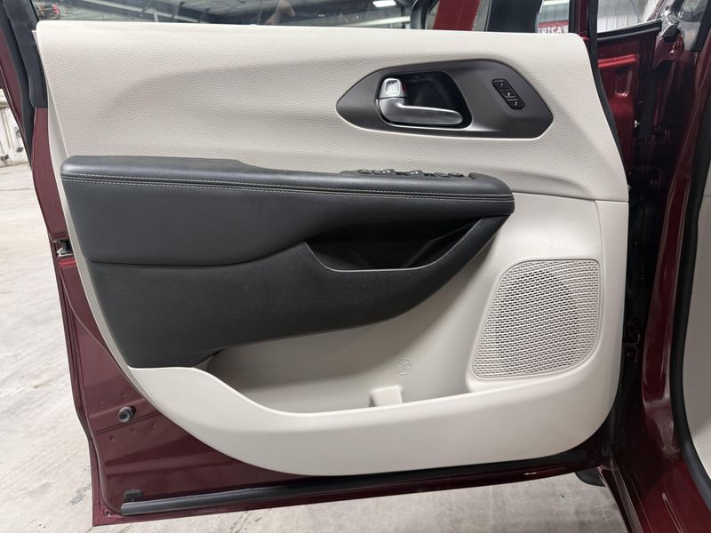 Used 2023 Chrysler Pacifica Touring LImage 23