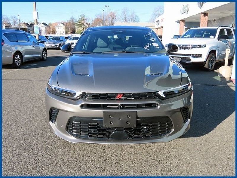 2024 Dodge Hornet R/T Plus in a Gray Cray exterior color and Blackinterior. Papas Jeep Ram In New Britain, CT 860-356-0523 papasjeepram.com 