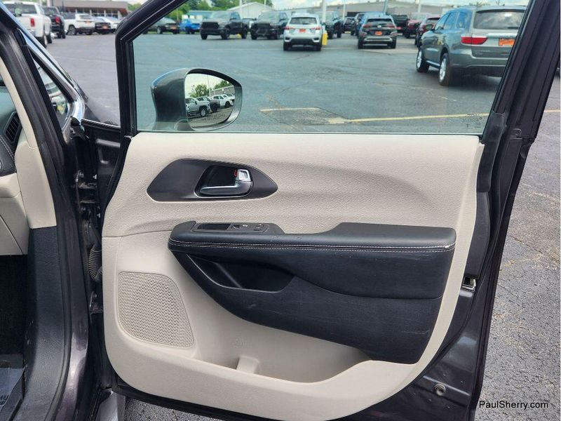 Used 2022 Chrysler Pacifica Touring L