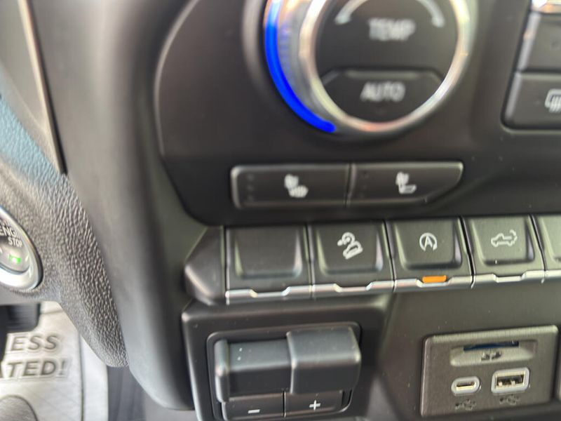2022 Chevrolet Silverado LT photo 9