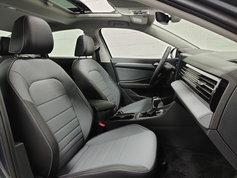 Used 2025 Volkswagen Jetta SE w/SunroofImage 4