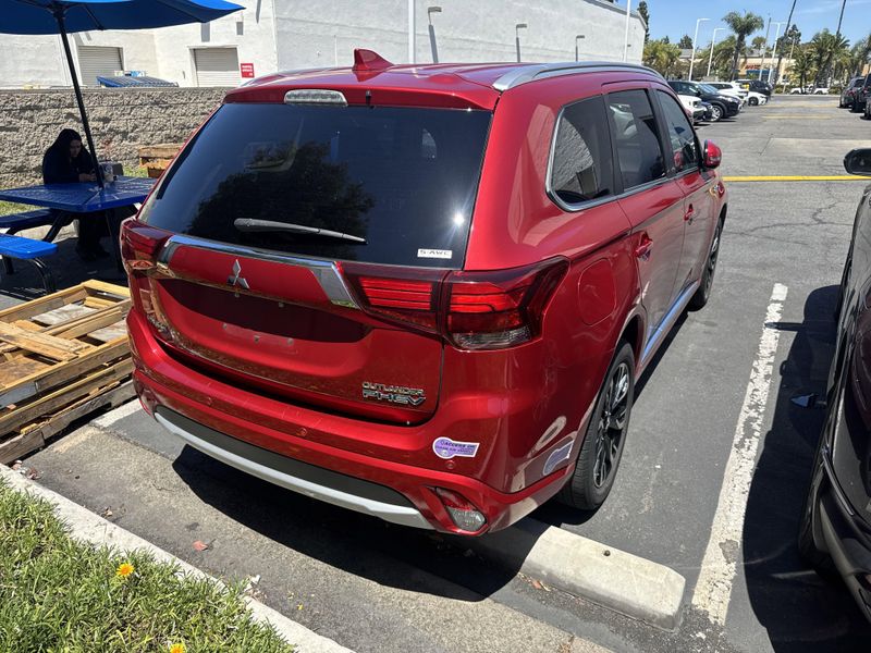 Used 2018 Mitsubishi Outlander PHEV SELImage 2