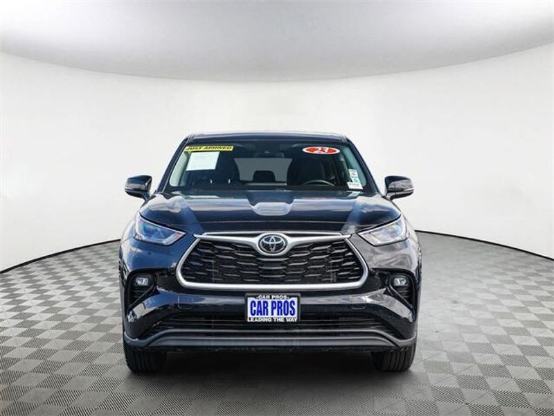 2023 Toyota Highlander LEImage 3