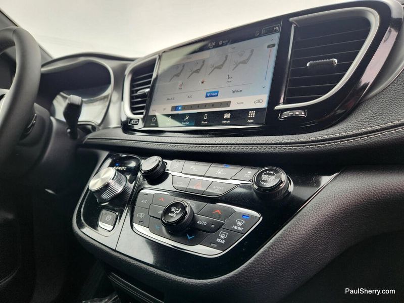 New 2026 Chrysler Pacifica Select