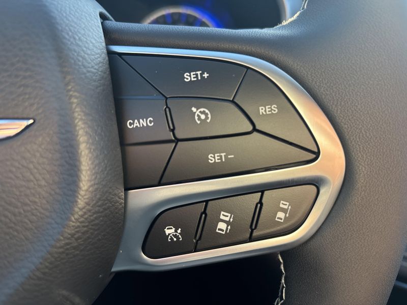 New 2026 Chrysler Pacifica SelectImage 28