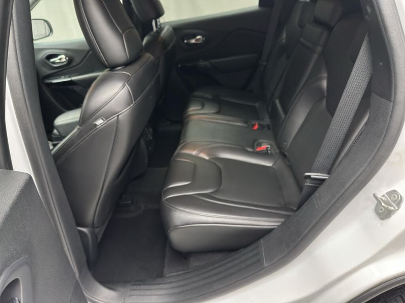 Used 2019 Jeep Cherokee AltitudeImage 14