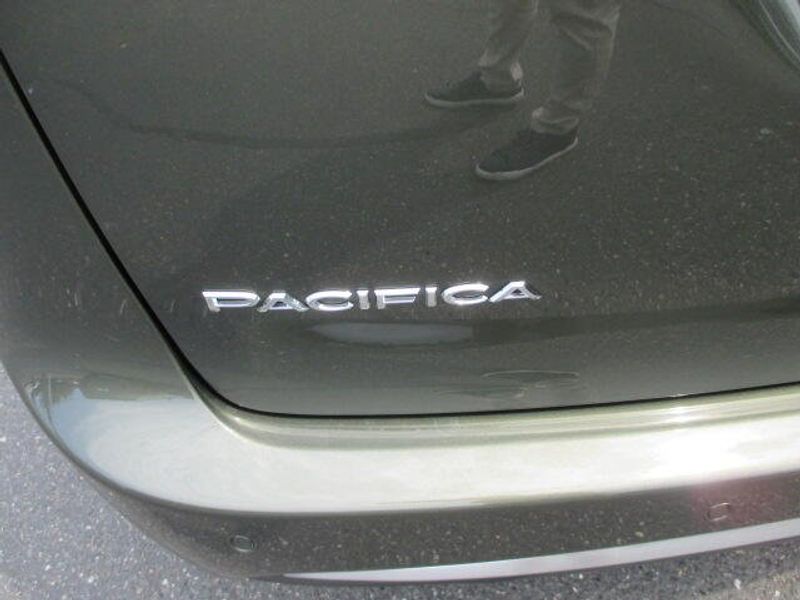 New 2027 Chrysler Pacifica SelectImage 12