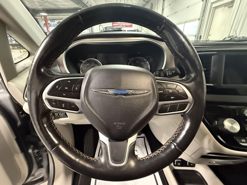 Used 2019 Chrysler Pacifica Touring LImage 27
