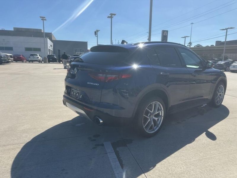 Used 2018 Alfa Romeo Stelvio TiImage 5