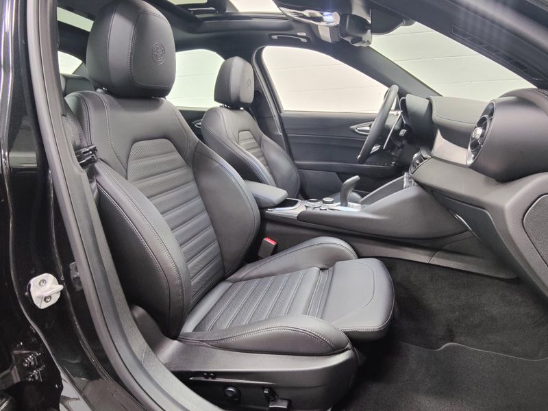 Used 2025 Alfa Romeo Giulia Veloce Premium AWD w/SunroofImage 5