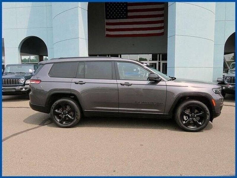 Used 2022 Jeep Grand Cherokee L LimitedImage 2
