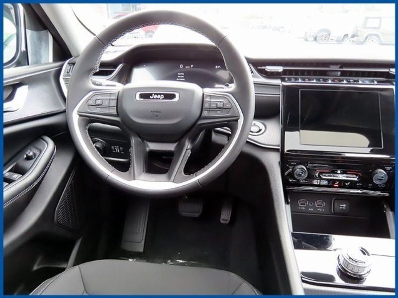 2023 Jeep Grand Cherokee LaredoImage 11