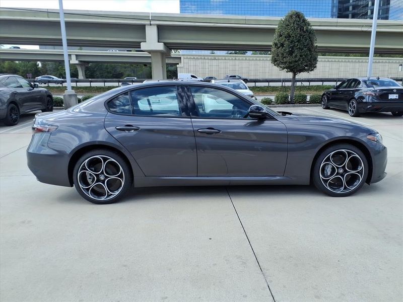 New 2025 Alfa Romeo Giulia AwdImage 5