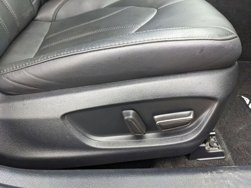 2022 Toyota Avalon Hybrid XLE in a Ice Edge exterior color and Blackinterior. Johnson Dodge 601-693-6343 pixelmotiondemo.com 