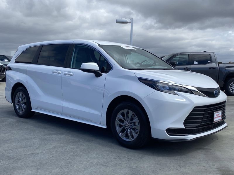 2024 Toyota Sienna LEImage 2