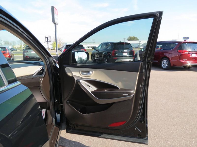 Used 2017 Hyundai Santa Fe Sport 2.4L AWD 4dr SUVImage 29