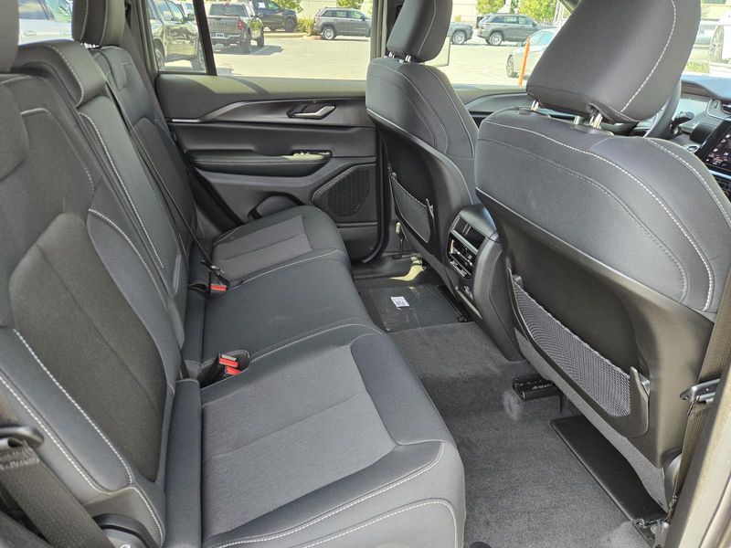 New 2026 Jeep Grand Cherokee Laredo 4x2
