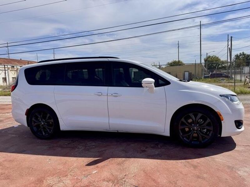 2019 Chrysler Pacifica Limited photo 4