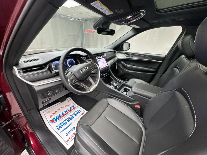 2025 Jeep Grand Cherokee L Limited 4x4Image 9