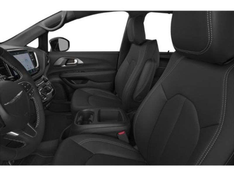 Used 2025 Chrysler Pacifica Select