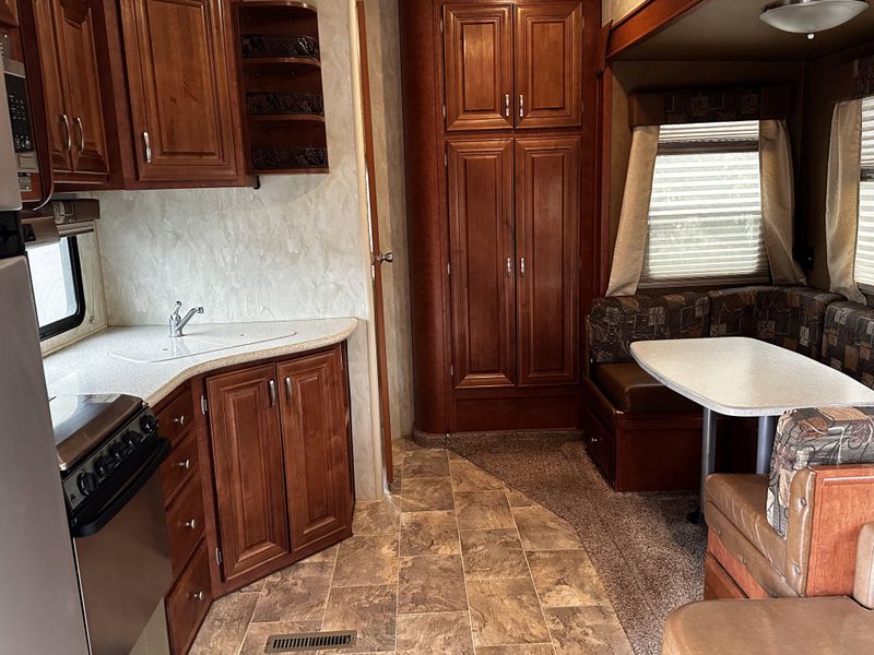 Used 2016 FOX MOUNTAIN 335BHS Image 10