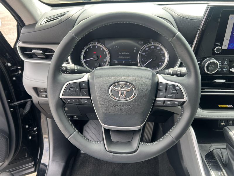 Used 2023 Toyota Highlander LImage 10