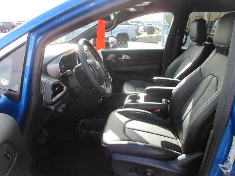 New 2026 Chrysler Pacifica SelectImage 15