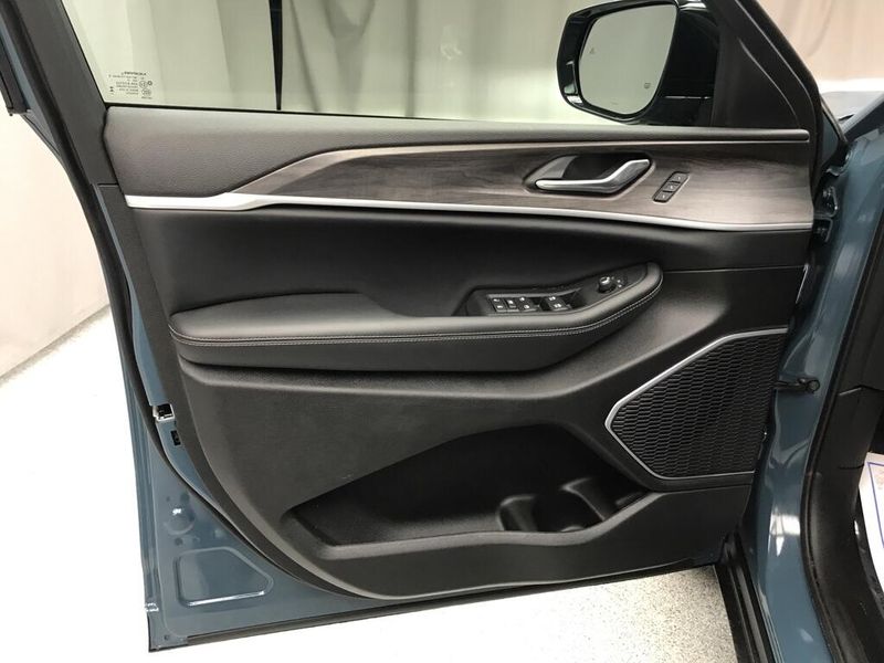 New 2026 Jeep Grand Cherokee Limited 4x4Image 3