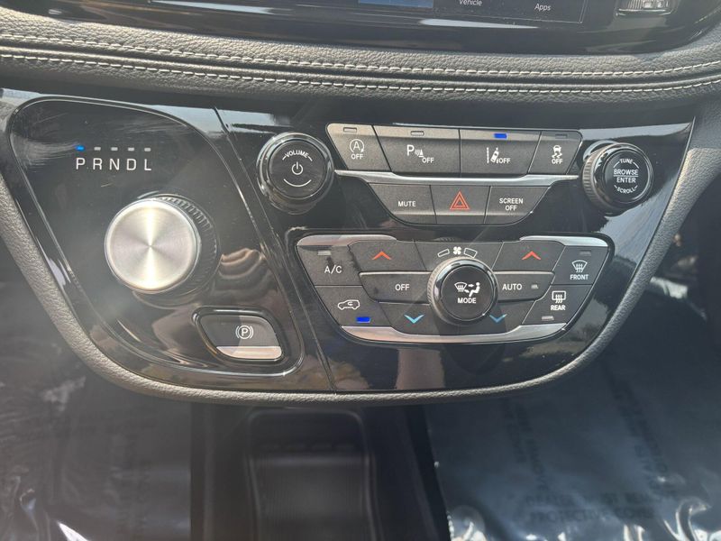 New 2025 Chrysler Pacifica SelectImage 23