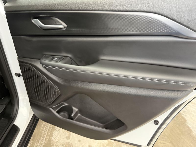 Used 2025 Jeep Grand Cherokee L LaredoImage 9