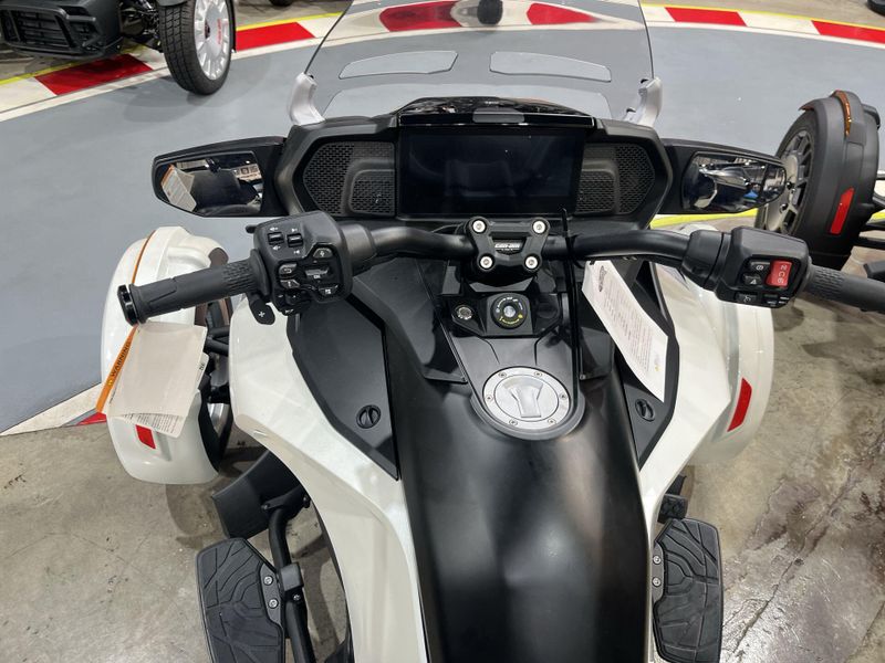 New 2026 Can-Am SPYDER F3 LIMITED (SE6) Image 19