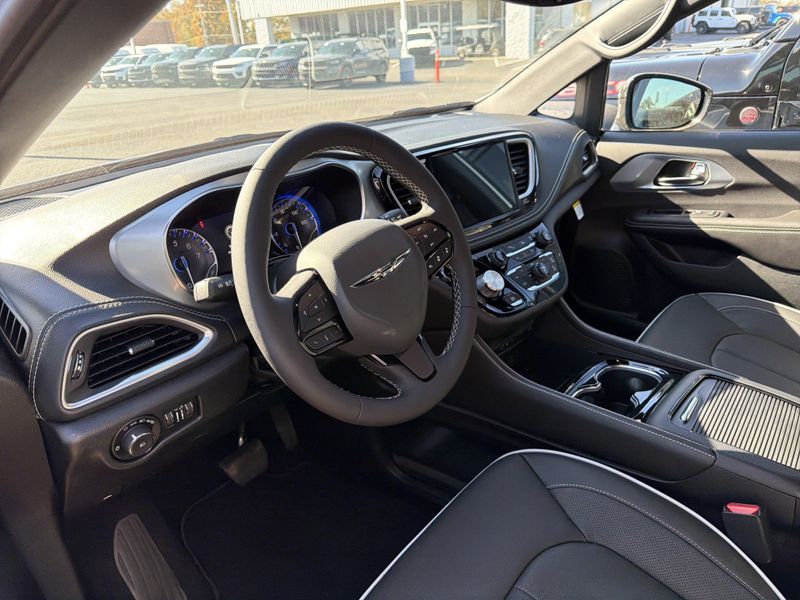 New 2026 Chrysler Pacifica LimitedImage 23