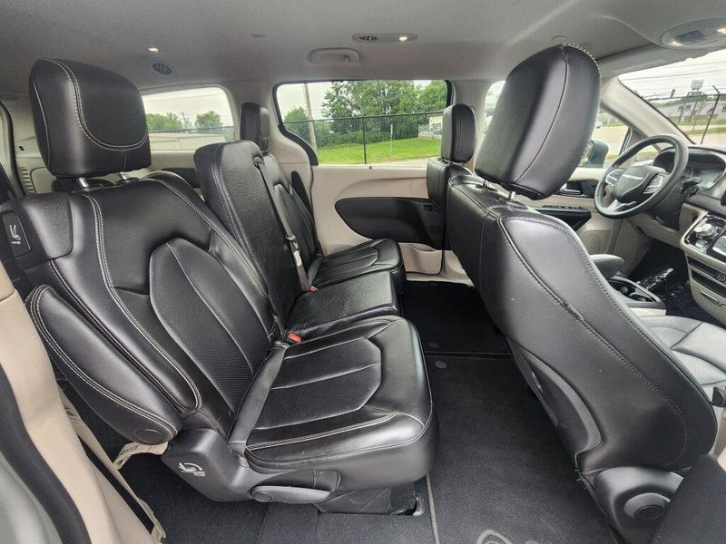 Used 2023 Chrysler Pacifica Touring L