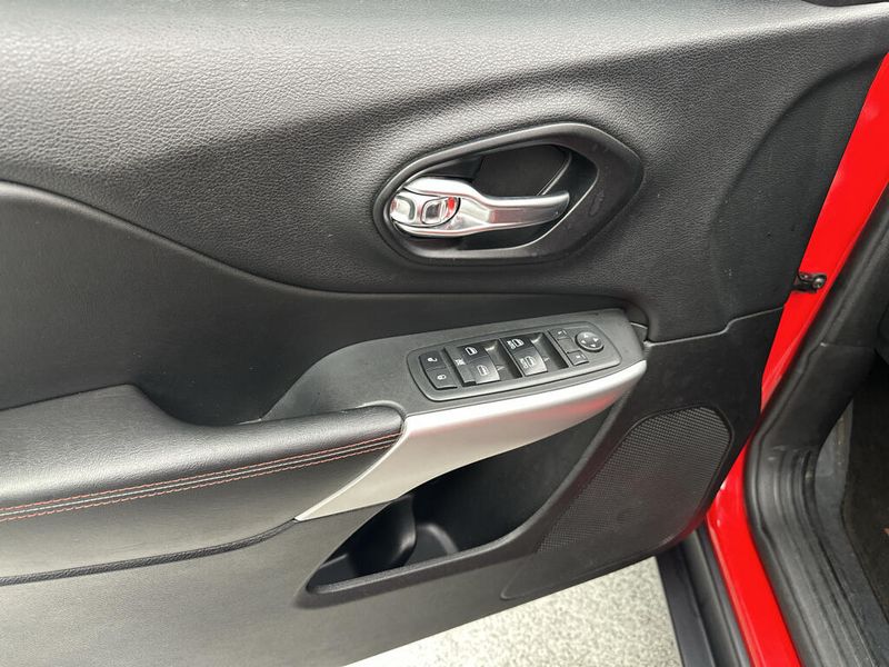 Used 2018 Jeep Cherokee TrailhawkImage 8