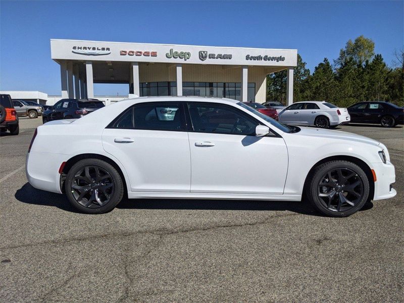 2023 Chrysler 300 Touring L RwdImage 3