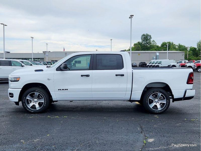 New 2026 RAM 1500 Express Crew Cab 4x4 5'7' Box