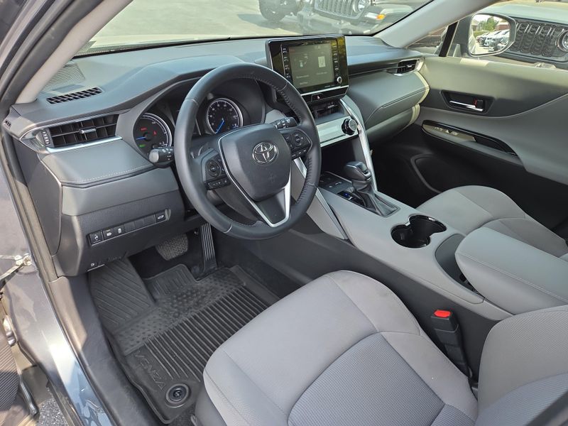 2022 Toyota Venza LE photo 15