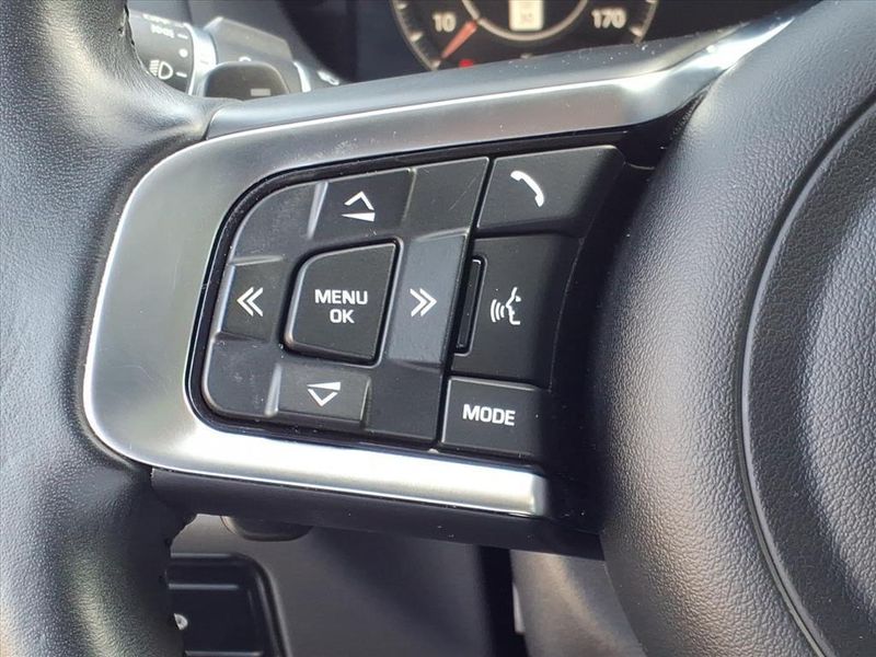 Used 2020 Jaguar F-PACE 25t PrestigeImage 23