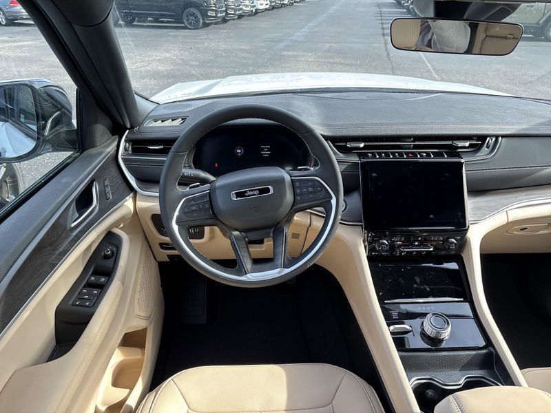 New 2025 Jeep Grand Cherokee Limited 4x4Image 18